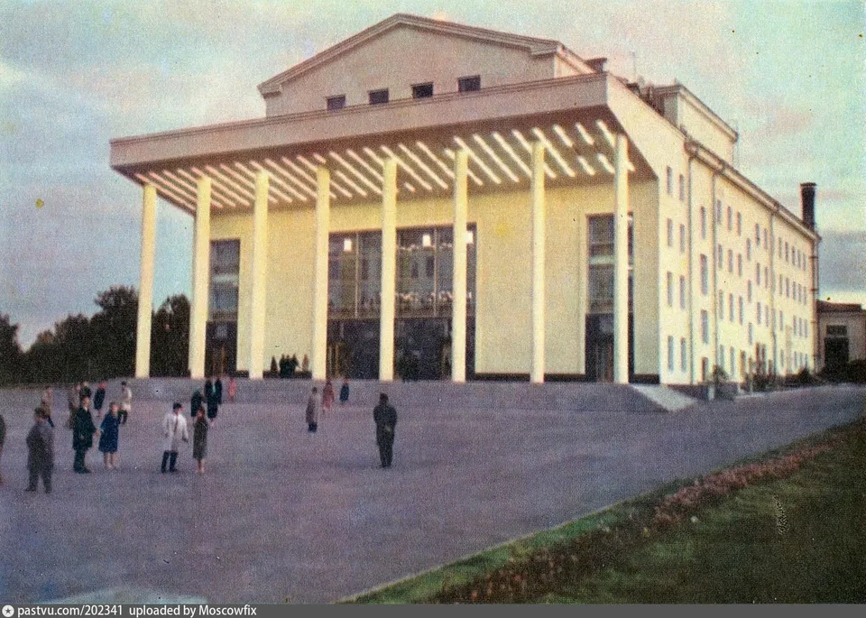 Башкирский государственный академический театр драмы имени М. Гафури, построенный на месте бывшего собора, фото 1965 года