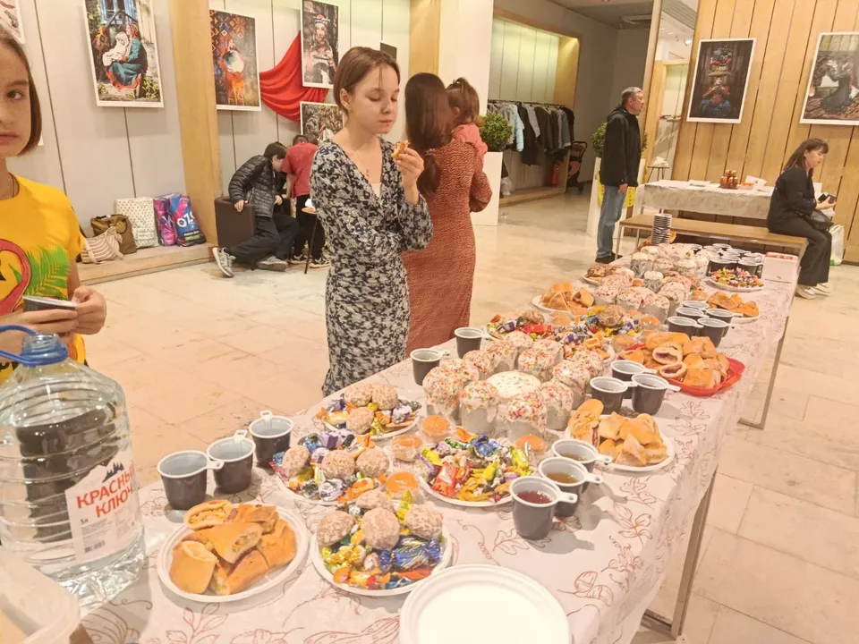 Стол с куличами и пасхами для освящения на Пасху