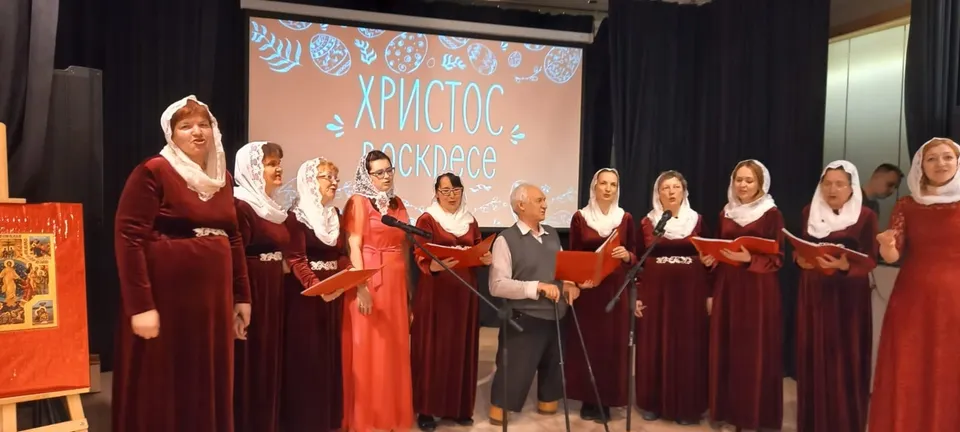 Хор выступает на пасхальном концерте прихода