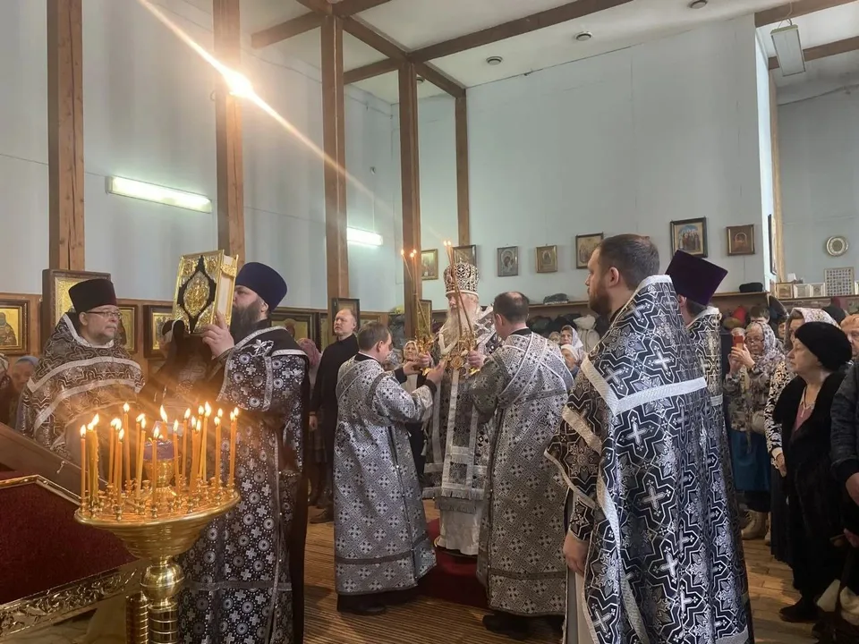 Архиерейская служба в приделе собора, множество прихожан