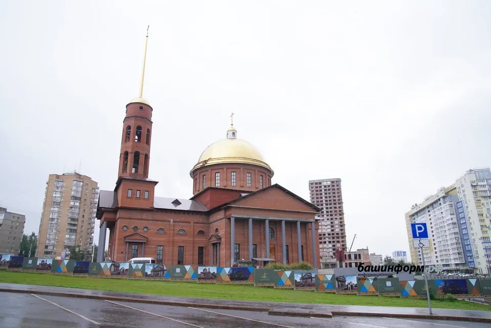 Строящийся собор Воскресения Христова в Уфе снаружи летом, вид с площади